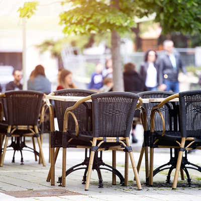 Die neue Sondernutzungssatzung regelt auch die Möblierung von Restaurants im Außenbereich. Diese ist der Umgebung anzupassen und einheitlich zu gestalten. Foto: erika8213/stock.adobe.com