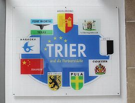 Plakette mit den Wappen aller Partnerstädte