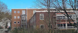 Teilansicht eines Schulgebäudes mit Klinker-Fassade