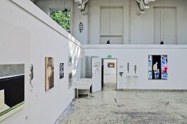 Raum der Kunstakademie mit Kunstwerken.