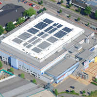 Luftbild der Arena Trier. Auf dem Dach der Mehrzweckhalle befindet sich eine Photovoltaikanlage.
