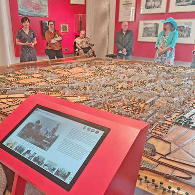 Bei den Führungen im Simeonstift zum Museumstag ist das große Stadtmodell in der Dauerausstellung ein fester Anlaufpunkt. Archivfoto: Stadtmuseum