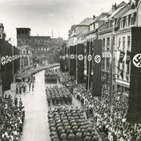 Trier unter dem Hakenkreuz: Aufmarsch in der Simeonstraße zum NSDAP-Kreistag im Juli 1937. Foto: Stadtarchiv