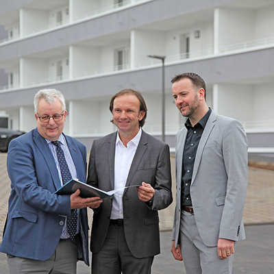Baudezernent Andreas Ludwig freut sich mit Uwe Birk von der Deutschen Bauwert AG und David Becker, Geschäftsführer des Projektentwicklers EGP (v. l.), über die neuen Wohnungen. Foto: EGP
