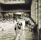 Schon in den 1960er-Jahren war das Stadtbad beliebt bei Jung und Alt. Foto: SWT