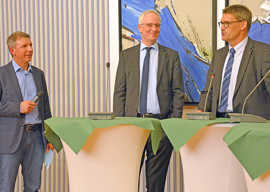 Oberbürgermeister Wolfram Leibe und der Trier-Saarburger Landrat Günther Schartz mit Moderator Albert Follmann bei der Podiumsdiskussion