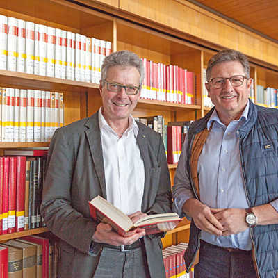 Bibliotheksdirektor Michael Embach (l.) und Archivleiter Bernhard Simon trennen sich von 30.000 Zeitschriften, der „Deutsch-Amerikanischen Bibliothek“ und der „Deutsch-Französischen Bibliothek“, um Platz und Geld zu sparen.