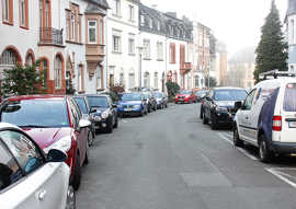 'Foto: In der Kronprinzenstraße beanspruchen die parkenden Autos sehr viel Platz