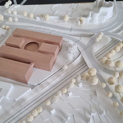 Das Modell des Büros Wulf Architekten zeigt den Blick aus der Vogelperspektive auf die geplante neue Feuerwache am Kaiserthermenkreisel und gegenüber dem römischen Monument.