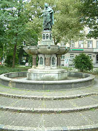 Der Balduinsbrunnen steht seit 1897 an der Ecke Christoph-/Bahnhofstraße.