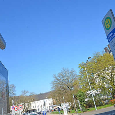 „Rathaus/Stadttheater“ heißt die Haltestelle, die nur rund 100 Meter vom Theater entfernt an der Hindenburgstraße liegt. Besucherinnen und Besucher können ab Herbst ihr Theaterticket voraussichtlich auch für den Bus nutzen.
