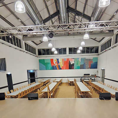 Der Blick von der Bühne in den Henry-Zingen-Saal zeigt auch die neue Bestuhlung für Feiern. Foto: Hochbauamt