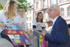 Kinder der Jugendkonferenz Ehrang, die ihre Demo-Plakate mitgebracht haben, befragen Oberbürgermeister Wolfram Leibe.