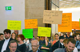In der Ratssitzung protestieren einige Eltern gegen die Beitragserhöhungen
