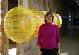 Preisträgerin Gaby Peters vor ihrer Arbeit „Newtons Wiege“