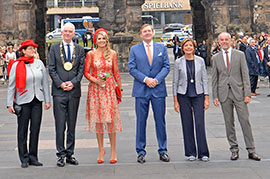 König Willem-Alexander und Königin Máxima der Niederlande (Mitte) am Donnerstag bei ihrem Besichtigungstour durch Trier, auf der sie von Ministerpräsidentin Malu Dreyer und ihrem Gatten Klaus Jensen (rechts) sowie OB Wolfram Leibe mit Ehefrau Andrea Sand (links) begleitet wurden.