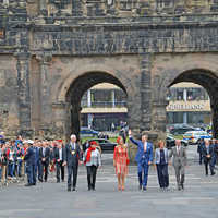 Das niederländische Königspaar (Mitte) begrüßt die rund 500 Zuschauer an der Porta Nigra.