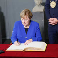 Bundeskanzlerin Angela Merkel beim Eintrag ins Goldene Buch der Stadt Trier.