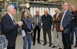 SWT-Wasserwerksleiter Christian Girndt (l.) zeigt Umweltministerin Ulrike Höfken (2. v. l.) und weiteren Gästen die moderne Aufbereitungsanlage in Irsch.
