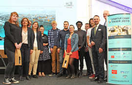 Ministerpräsidentin Malu Dreyer (2.v.l.) überreicht die Preise an die Siegerteams des Startup-Camps mit den Geschäftsideen „Füll Mal“ und Vinoscore. Auch OB Wolfram Leibe (r.) gratuliert den Gewinnern.