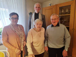 Bei der Feier im Wohnzimmer feeuen sich Vize-Ortsvorsteherin Doris Steinbach und OB Wolfram Leibe mit Ingrid und Gerhard Marx über deren Eiserne Hochzeit. 