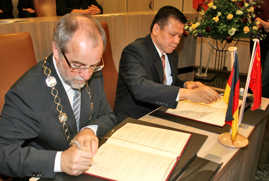 Klaus Jensen und Cangzhou Zhan unterzeichnen die Partnerschaftsurkunden.