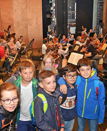 Im Theater Trier blickten die Schülerinnen und Schüler unter anderem hinter die Kulissen einer Orchesterprobe.