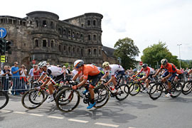 Auf der 2. Etappe der Deutschland Tour passierten die Sportler auch die Porta Nigra.