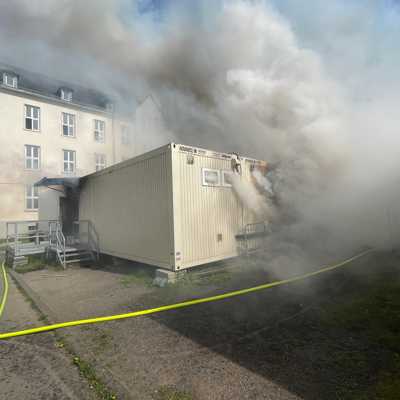 Der Brand in den Wohncontainern löste eine starke Rauchentwicklung aus. Foto: Presseamt Stadt Trier/Ernst Mettlach