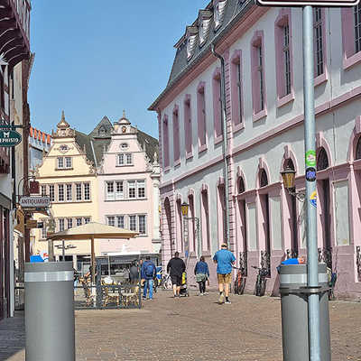 Während am Beginn der Sternstraße (aus Richtung Domfreihof) schon Poller stehen, ist diese Umstellung in dem dahintergelegenen Hauptmarkt nach dem Altstadtfest geplant.