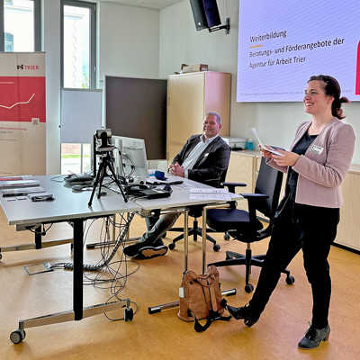 Nina Womelsdorf, Leiterin der Wirtschaftsförderung, bei ihrem Vortrag. Foto: Wirtschaftsförderung