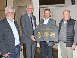 RTT-Vorsitzender Manfred Kronenburg (l.) und die Ortsbürgermeister Hans-Peter Michels (Thomm, r.) sowie Alfons Rodens (Fell, 2. v. r.) überreichen OB Wolfram Leibe (2. v. l.) zur Erinnerung an den Empfang eine Schiefertafel.