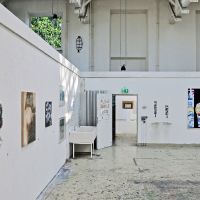 Raum der Kunstakademie mit Kunstwerken.