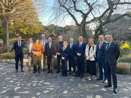Die Trierer Delegation hat sich zum Gruppenbild mit dem deutschen Botschafter in Japan aufgestellt.