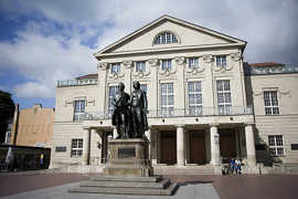 Goethe und Schiller vor dem Theater. Foto: weimar GmbH