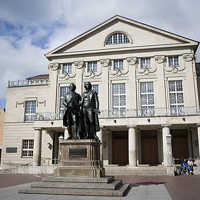 Goethe und Schiller vor dem Theater. Foto: weimar GmbH