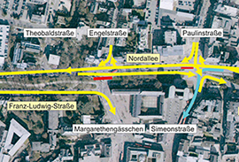 Die Einfahrt über den Simeonstiftplatz in das Margaretengässchen ist nur über die Franz-Ludwig-Straße möglich.