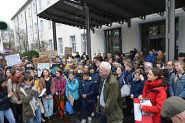 Die Teilnehmerinnen und Teilnehmer der Schüler-Demo für den Klimaschutz wenden sich mit ihren Anliegen vor dem Rathaus an OB Wolfram Leibe
