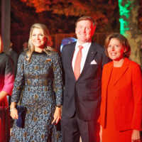 Ministerpräsidentin Malu Dreyer und Gatte Klaus Jensen sowie die niederländische Handelsministerin Sigrid Kaag (l.) heißen das Königspaar willkommen.