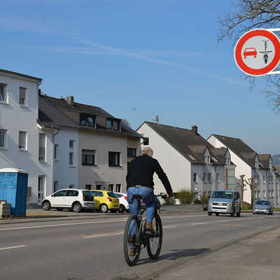Das neue Verkehrszeichen in der Hunsrückstraße (Fahrtrichtung Olewig) bedeutet, dass „einspurige Fahrzeuge“, darunter Fahrräder, nicht überholt werden dürfen.