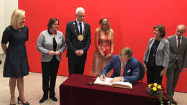 Der niederländische König Willem-Alexander trägt sich in das Goldene Buch der Stadt Trier ein.