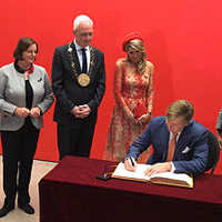 Der niederländische König Willem-Alexander trägt sich in das Goldene Buch der Stadt Trier ein.