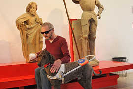 Karl Kohlhaas ertastet den Heiligen Paulus im Trebeta-Saal des Stadtmuseums. 