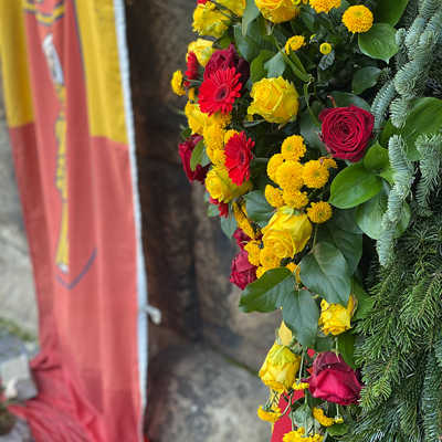 Zum Gedenken an die Opfer der Amokfahrt wurde an der Porta Nigra ein neuer Kranz der Stadt Trier niedergelegt.