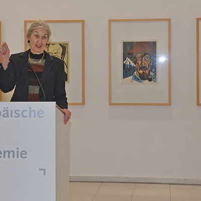 Zur Eröffnung der Ausstellung erläutert Marie-Luise Niewodniczanska die Geschichte der Sammlung mit graphischen Künstler-Selbstporträts, unter anderem von Max Pechstein, Erich Heckel und Karl Schmidt-Rottluff. 