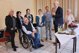Uta Hemmerich-Bukowski und Wolfram Leibe überreichen den Sprechern der  Arbeitsgruppen ein Weinpräsent.