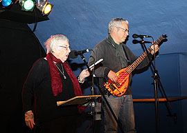 Esther Bejarano wurde auf der Bühne von ihrem Sohn Joram am Bass begleitet.