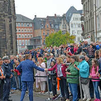 König Willem-Alexander schüttelt zahlreiche Hände begeisterter Fans.