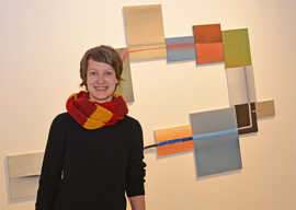 Die Gewinnerin des Ramboux-Preises 2018, Eilike Schlenkhoff, vor ihrem Werk „Strichinstallation“. Eine Ausstellung der Künstlerin ist im Stadtmuseum Simeonstift zu sehen. 