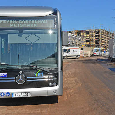 Ein Stadtbus der Linie 5 steht am neuen Haltepunkt Castelnau-Mattheis im gleichnamigen Wohnbaugebiet. 